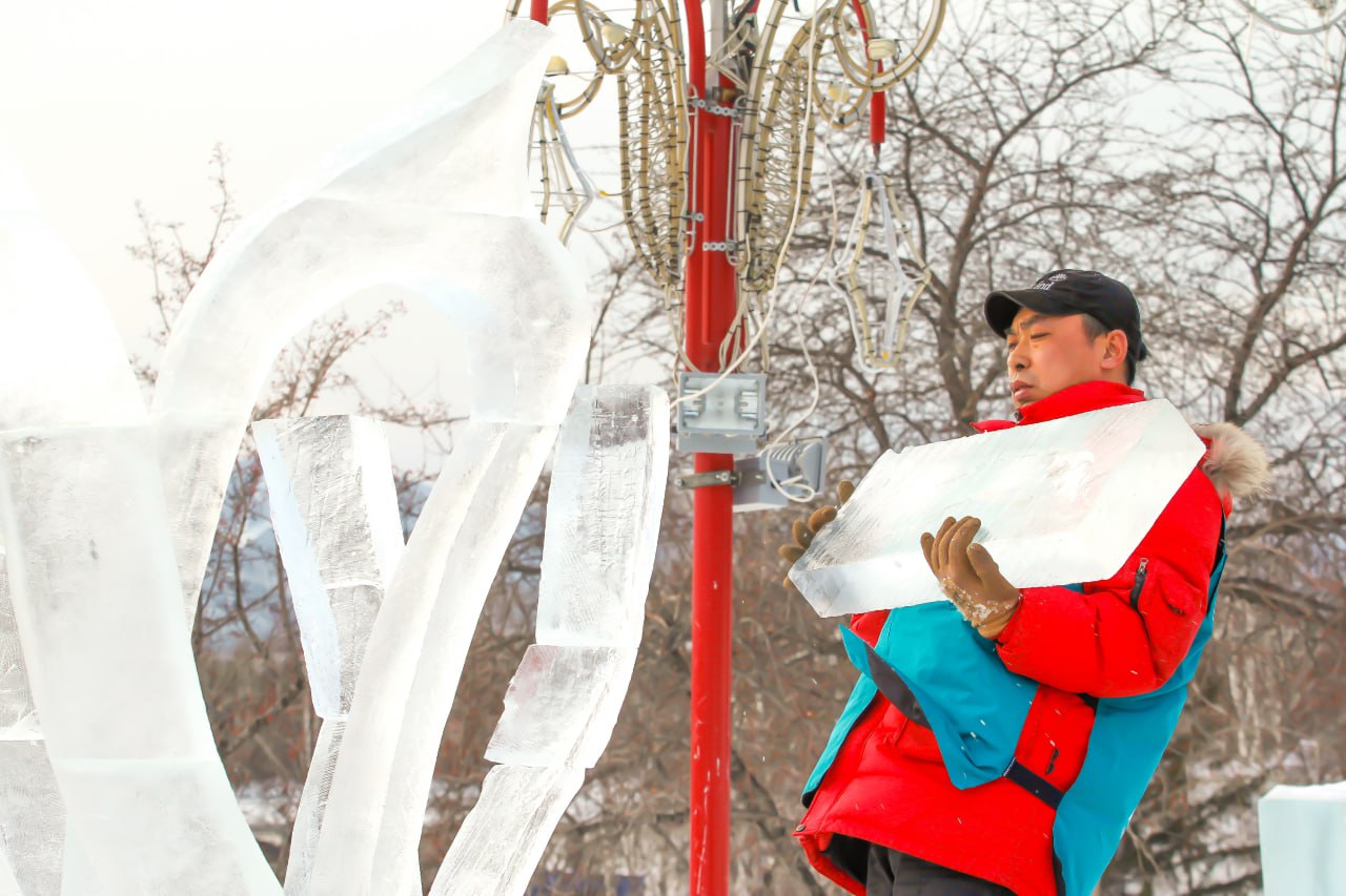 Команда мастеров из Харбина на II конкурсе «Волшебный лёд Сибири» создала скульптуру «Любовь». 2014 год. 