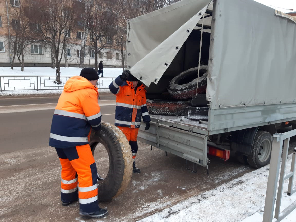 С начала года более 2000 покрышек вывезли с улиц Октябрьского района в Красноярске