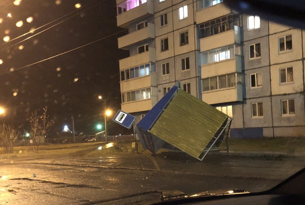 В Красноярском крае сильный ветер повалил остановки, заборы и сорвал крыши  - Gornovosti.Ru