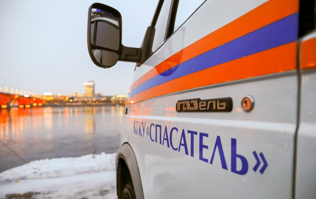 В Красноярском крае из застрявшей на трассе машины эвакуировали мужчину и женщину