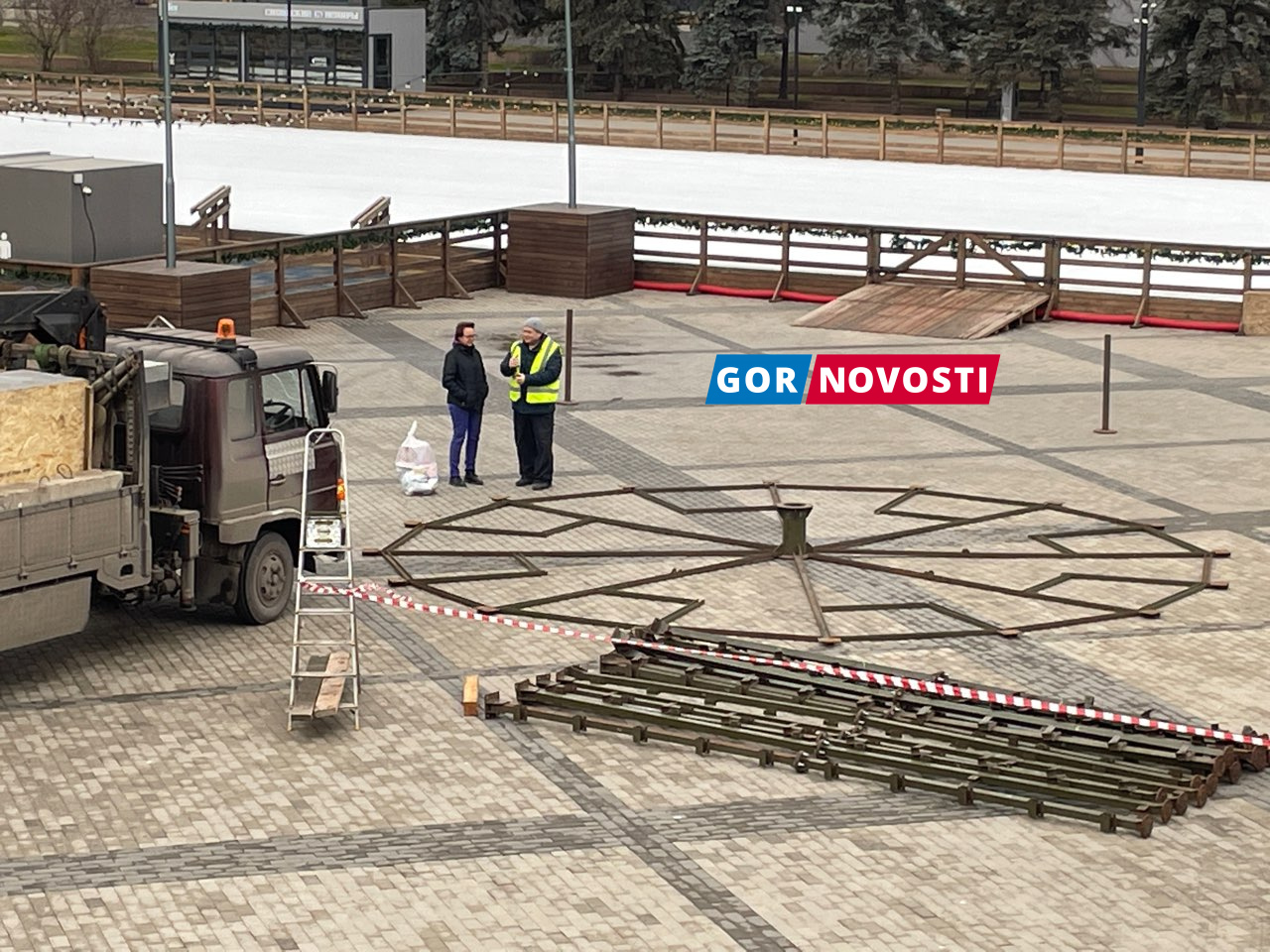 В Красноярске приступили к монтажу елки на площади Мира