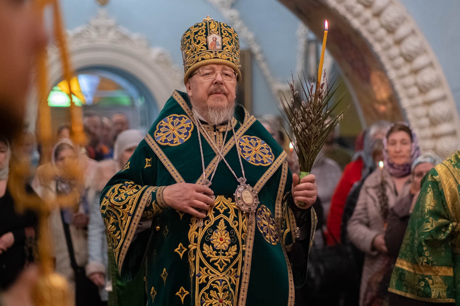 Божественная литургия вербное воскресенье. Пасха Церковь. Вербное воскресенье служба в храме. Украшение архиерея на Вербное.