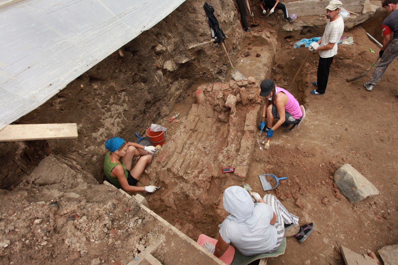 Археологи на раскопках работают в любую погоду.