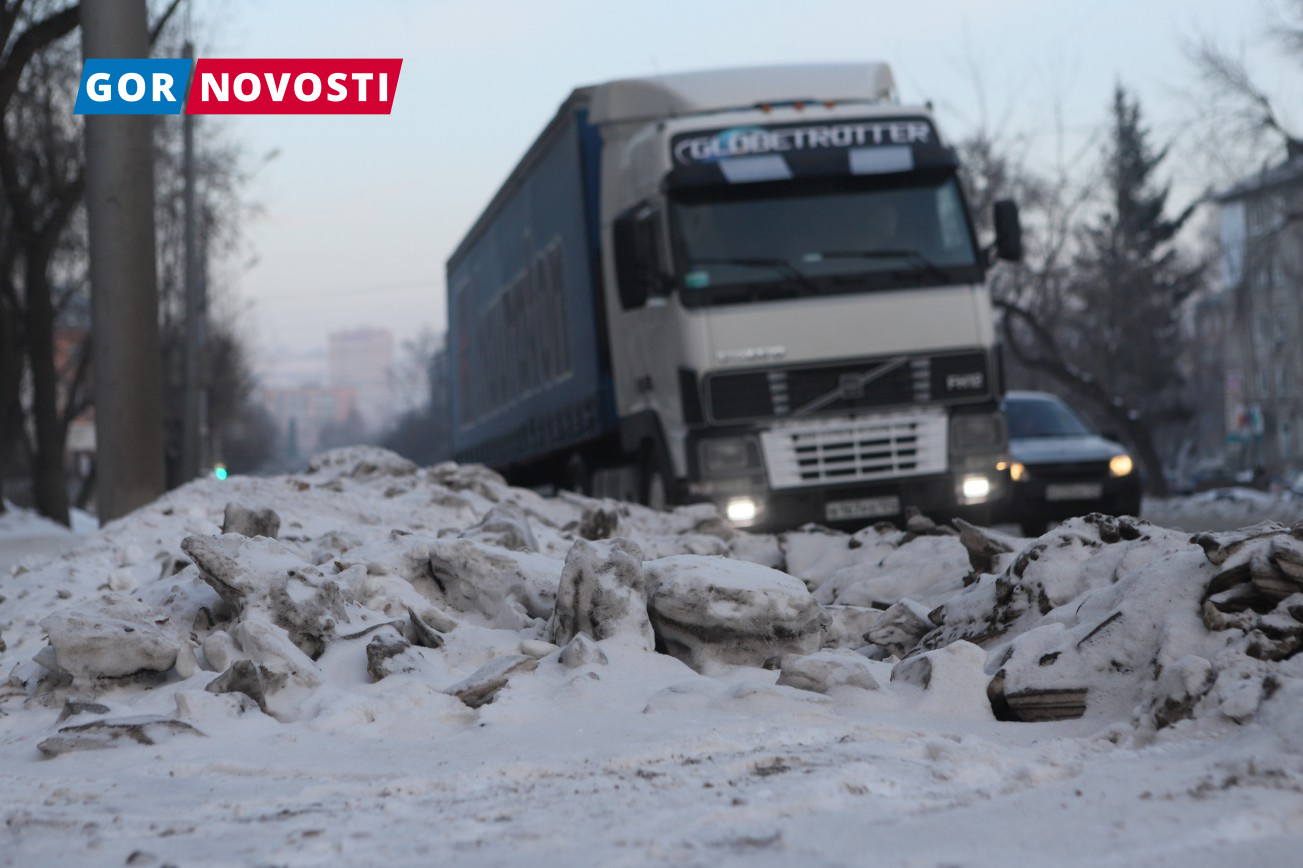 В Красноярске будут эвакуировать мешающие уборке машины-подснежники