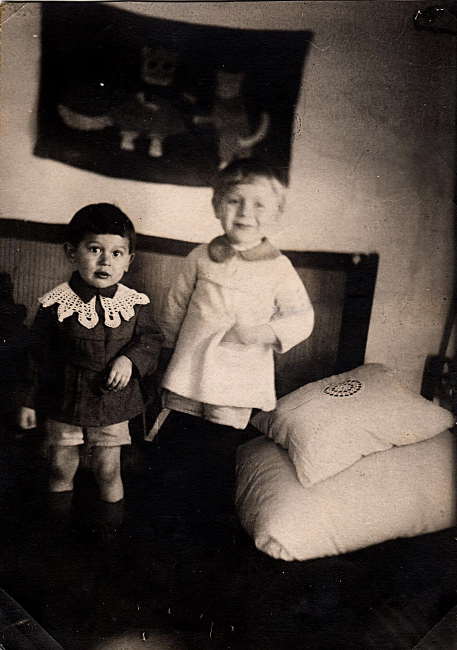 Александр (справа) с младшим братом.