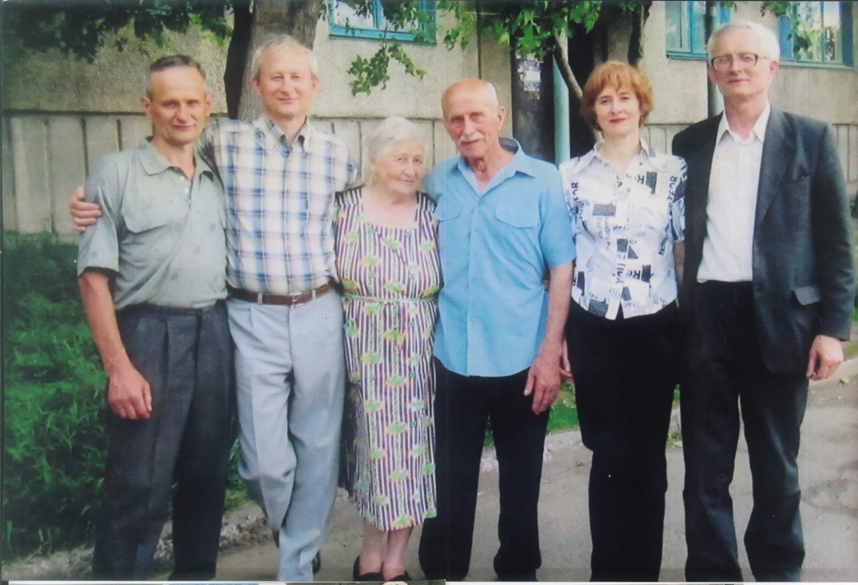 Роза и Юрий Марченко и четверо их детей.