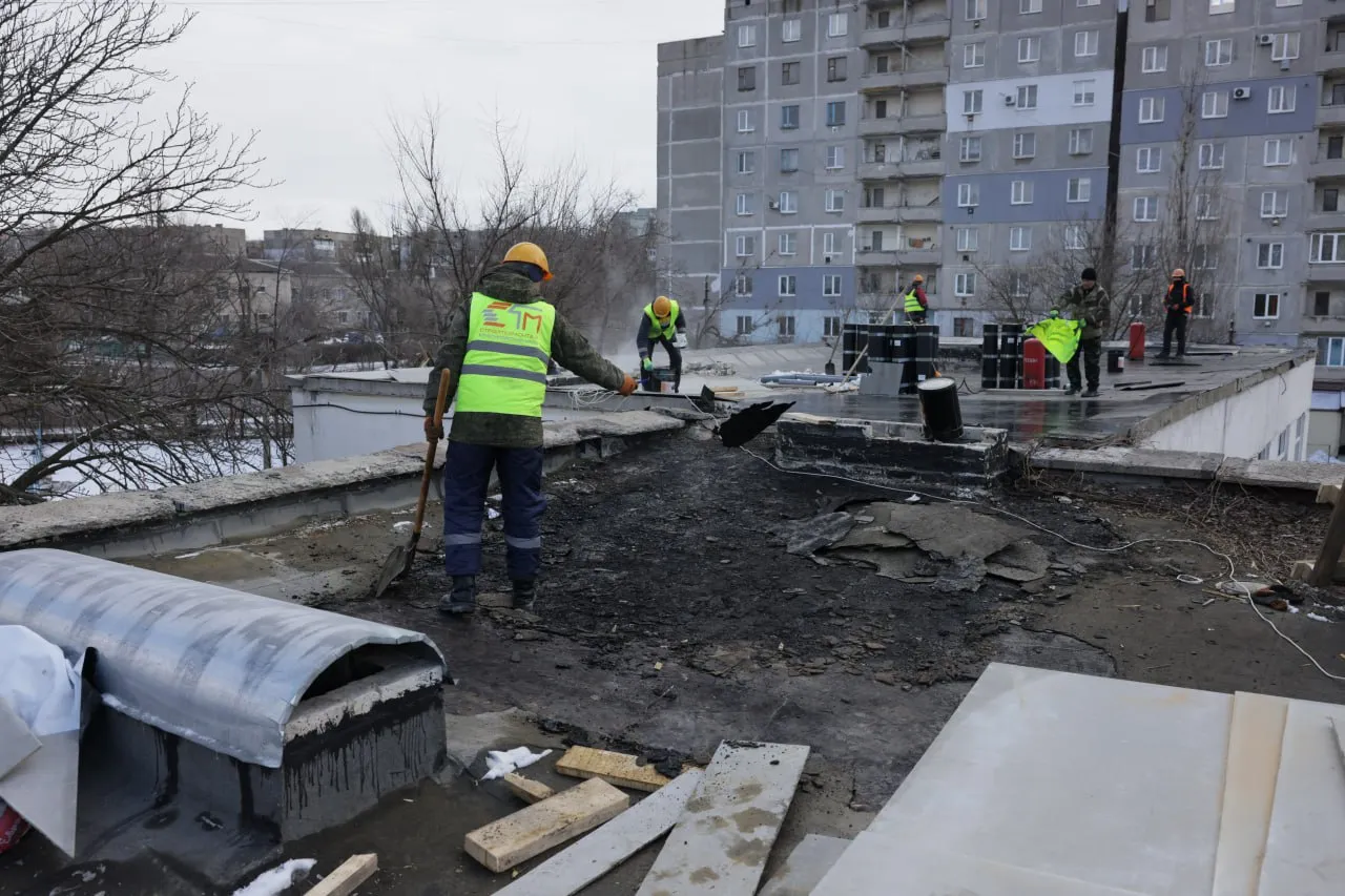Красноярские рабочие меняют крышу в очередном социальном учреждении Свердловска.