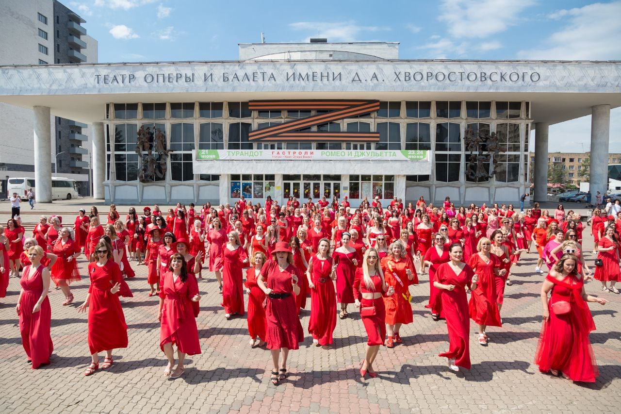 В Красноярске более 200 женщин прошлись по улицам в красных платьях