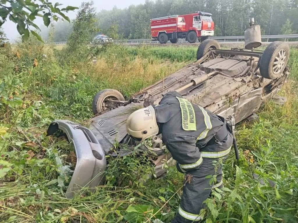 В Красноярском крае на трассе Р-255 водитель съехал в кювет, перевернулся и  погиб - Gornovosti.Ru