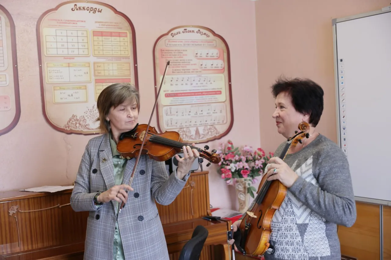  В руках преподавателей детской школы искусств скрипки, подаренные Красноярской филармонией. 
