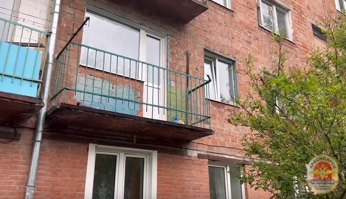 В Красноярске двое 15-летних подростков спасли ребёнка от падения из окна