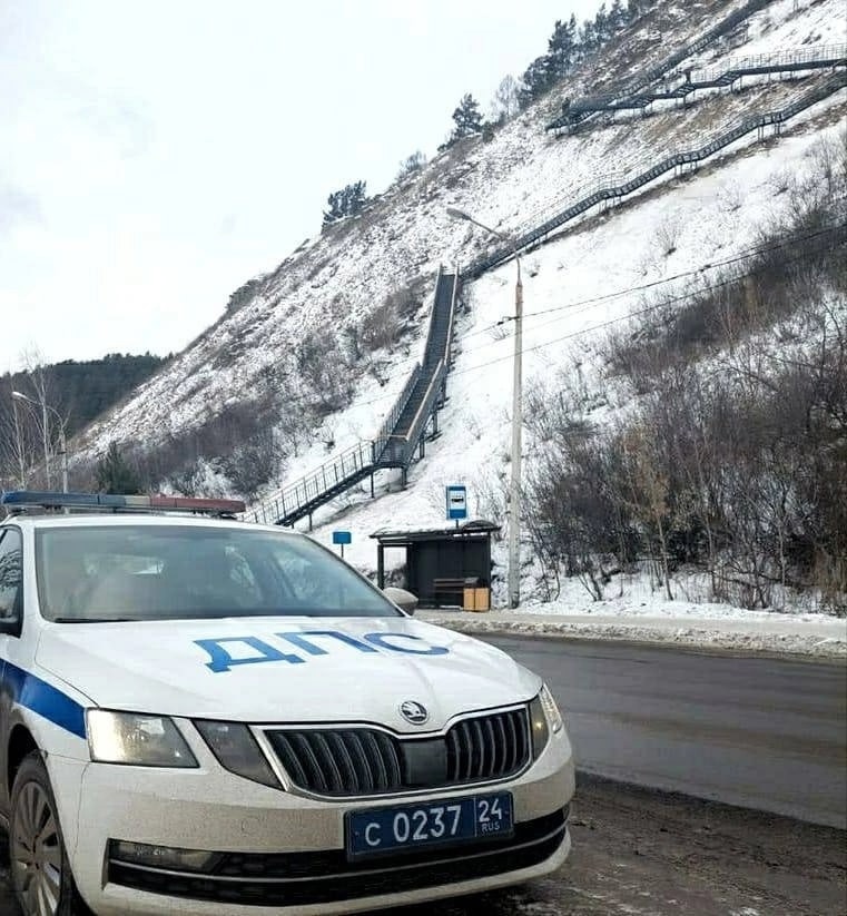 Красноярцев просят не блокировать дорогу к новой лестнице в Удачном