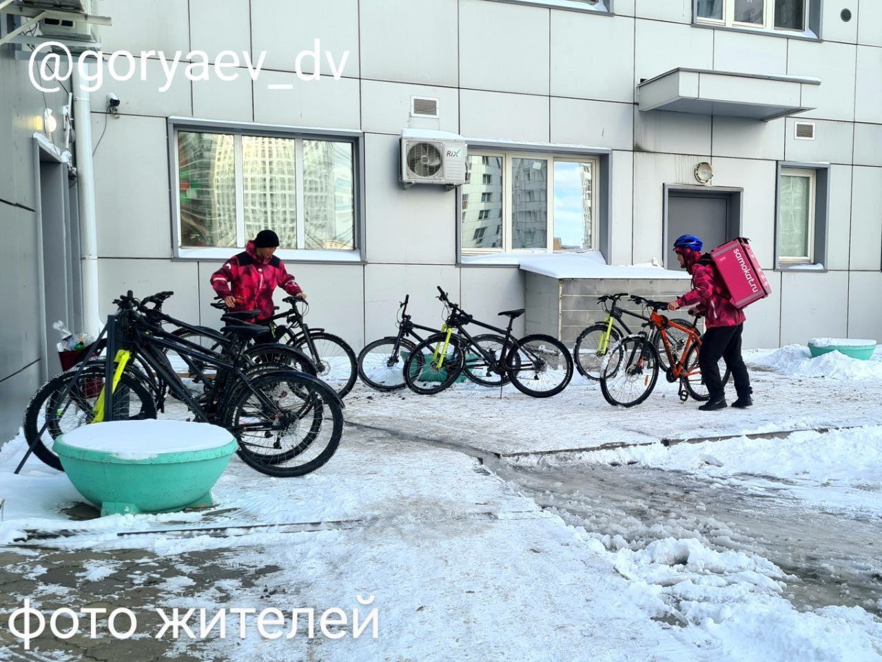 В Красноярске жители дома на Батурина пожаловались на парковку доставки  «Самокат» - Gornovosti.Ru