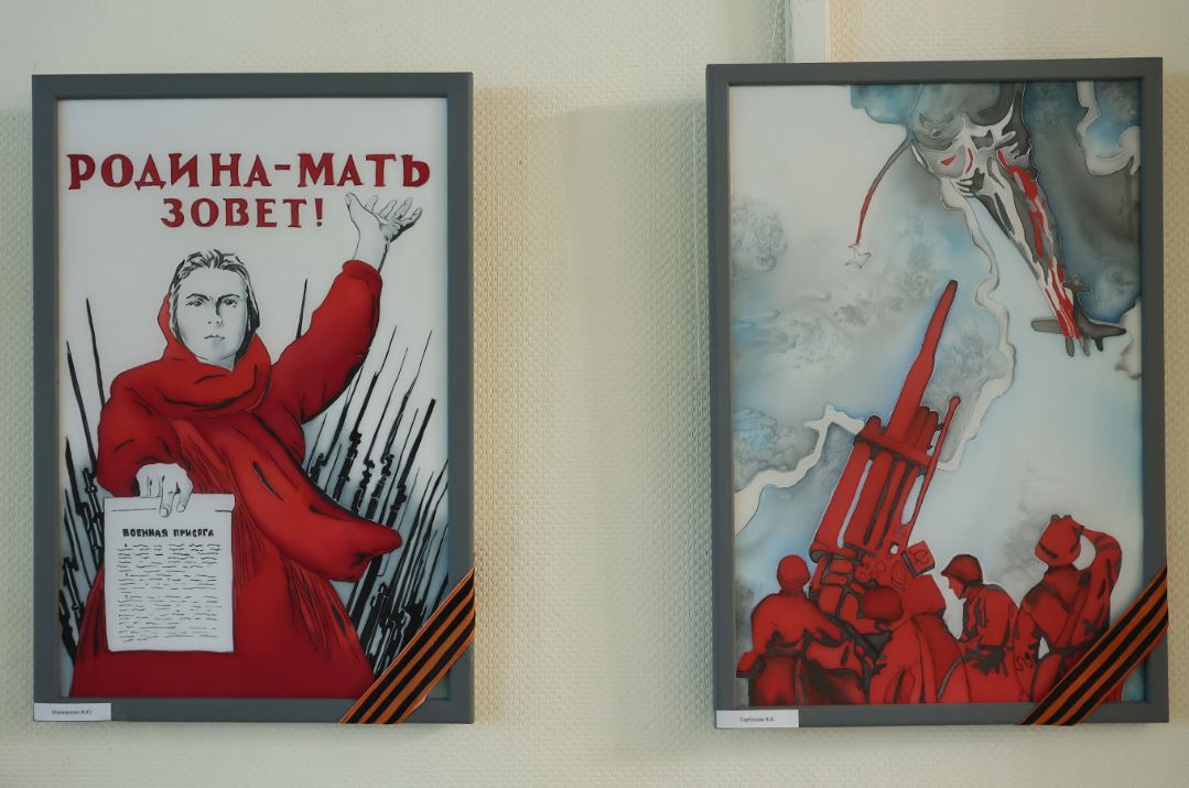 В Красноярске открыта выставка росписи по ткани на тему Великой  Отечественной войны - Gornovosti.Ru