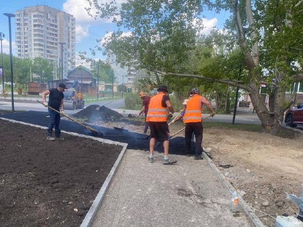 В Красноярске в сквере Казачий асфальтируют дорожки и сеют траву