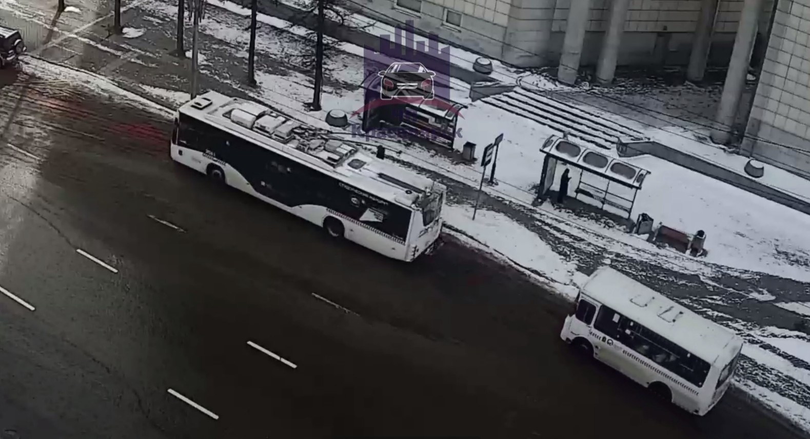 В Красноярске два пассажира пострадали в аварии с участием троллейбуса и автобуса