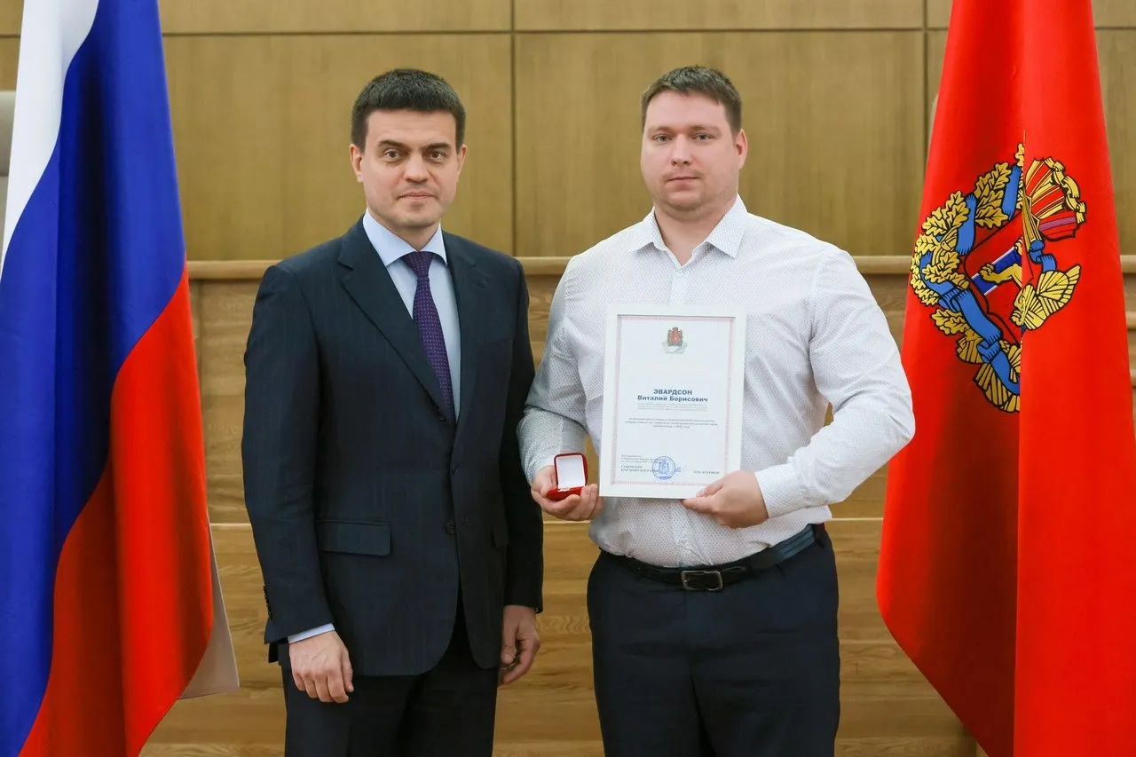 Награждение Виталия Эвардсона губернатором Михаилом Котюковым. Фото: Колледж сферы услуг и предпринимательства