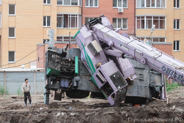 В Красноярске на улице Толстого упал автокран