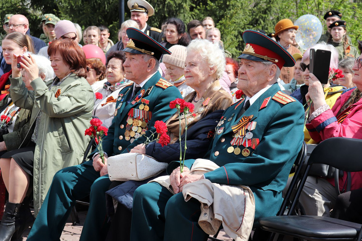 В честь 80-летия Победы в Центральном районе исполнили песни военных лет, провели парад у дома ветерана и высадили деревья