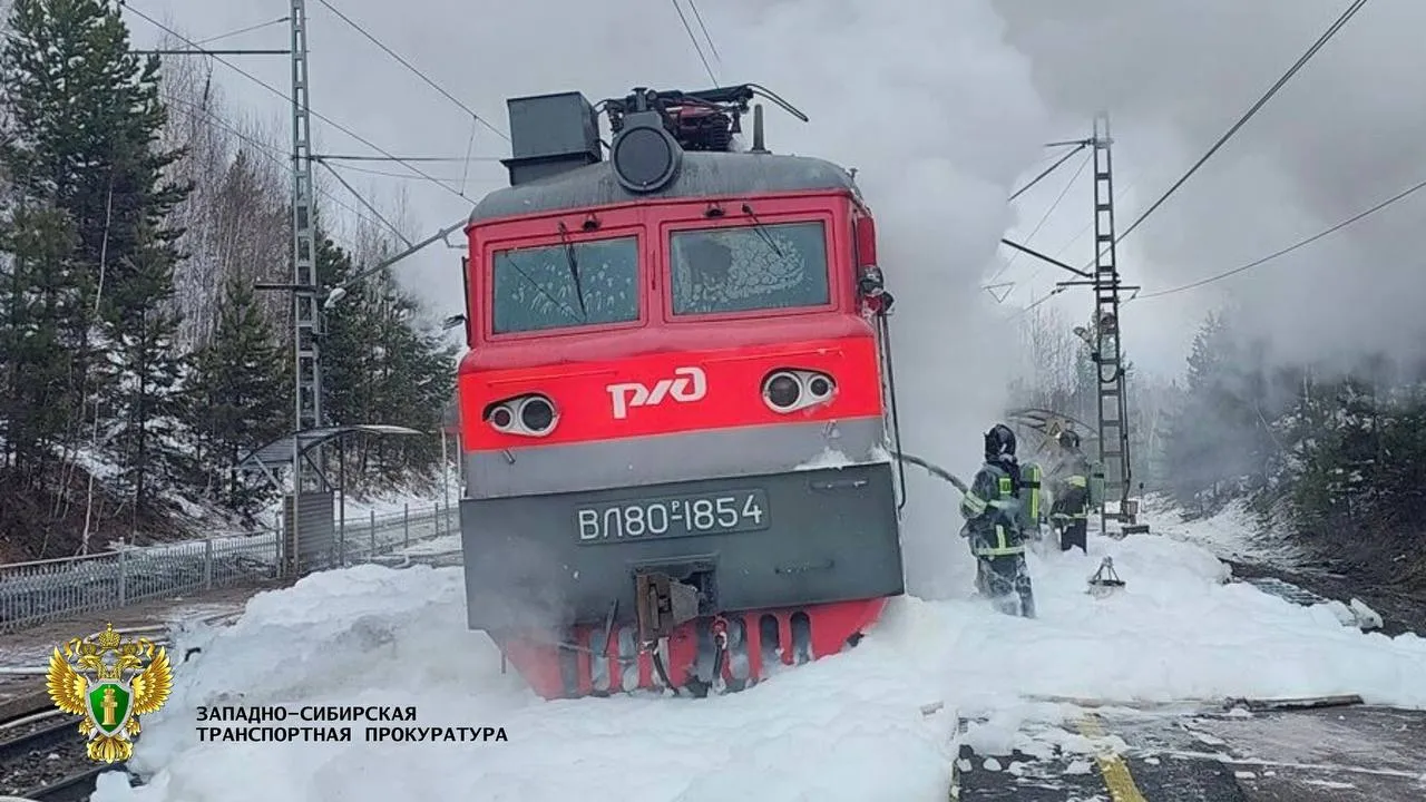 На железной дороге под Красноярском вспыхнул локомотив