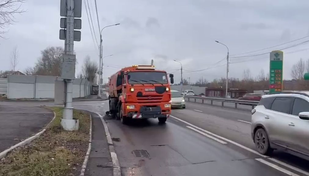 В Красноярске благодаря теплой погоде продолжают уборку вдоль дорог