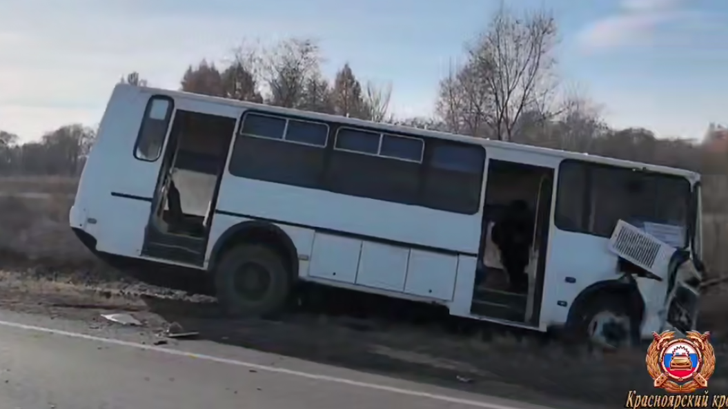 На трассе Красноярского края в аварии с рейсовым автобусом пострадали четыре человека