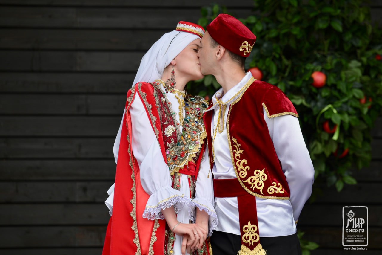 Сразу 9 пар поженились на фестивале «МИР Сибири»