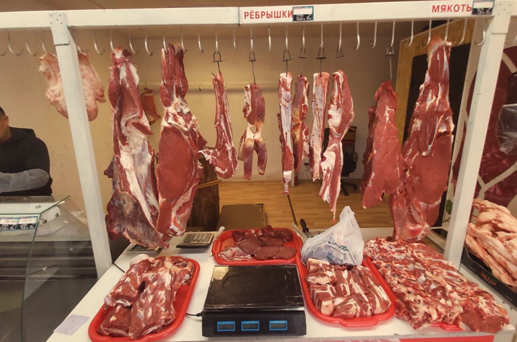 В Красноярске на 20 суток закрыли павильон с мясом без документов