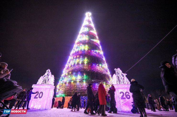 В сквере Космонавтов зажглась главная елка Советского района