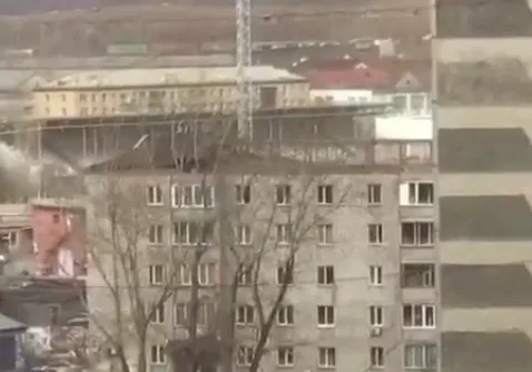 В Красноярске ветер полностью снес крышу дома на Калинина