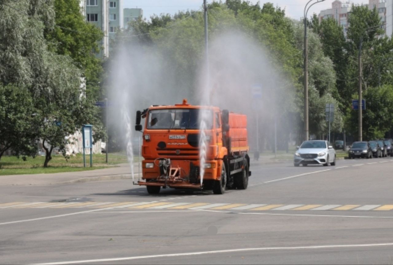 Поливальные машины устроят фонтаны на красноярских дорогах