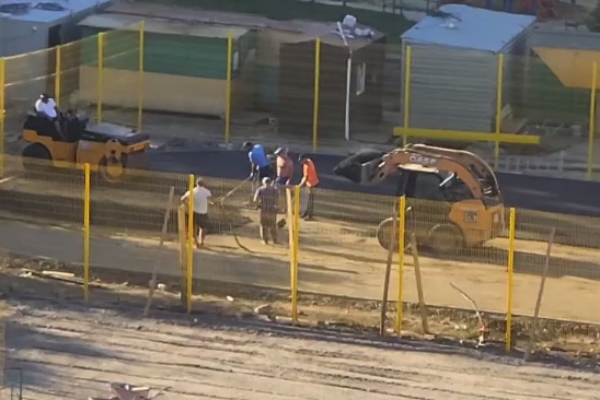 В школе на Взлётной в Красноярске укладывают асфальт
