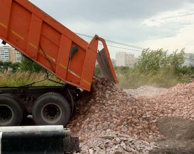 В Красноярске на ул. Даурской прокладывают новый водоотвод