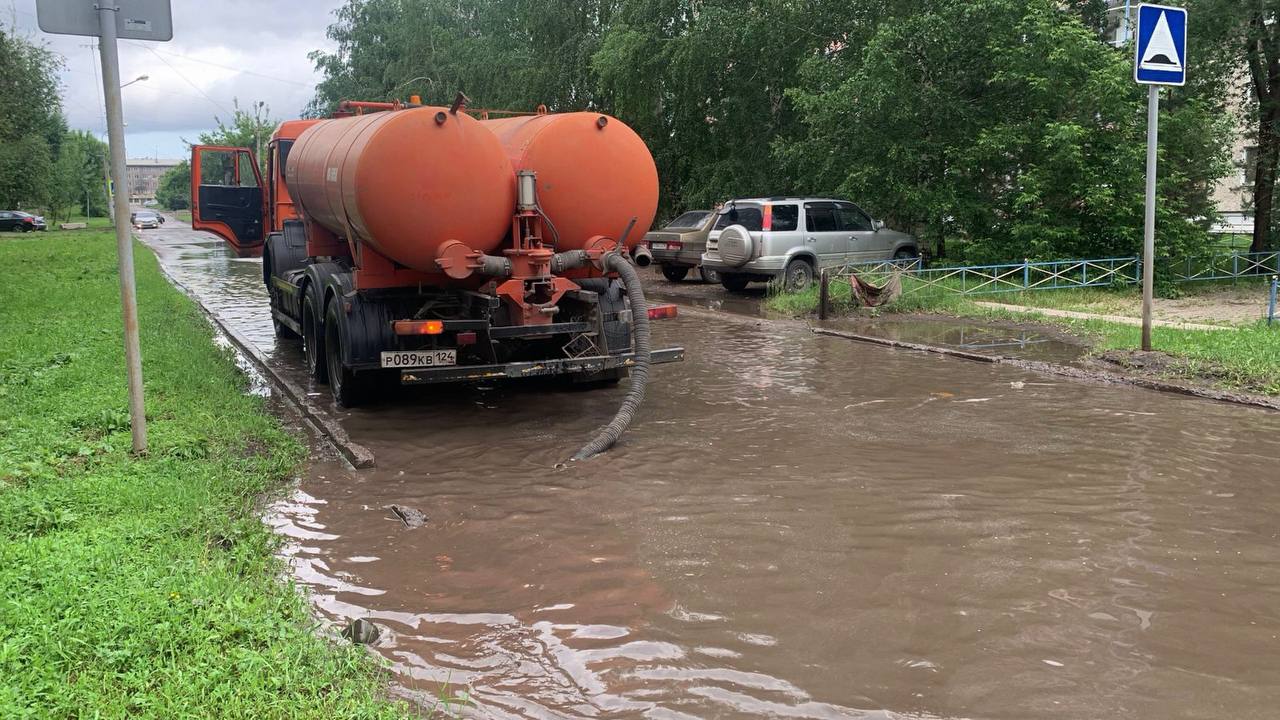 После дождя в Красноярске за ночь откачали 560 кубометров воды