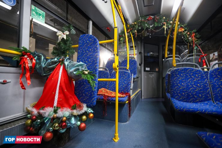 Красноярские водители и кондукторы украшают автобусы к Новому году