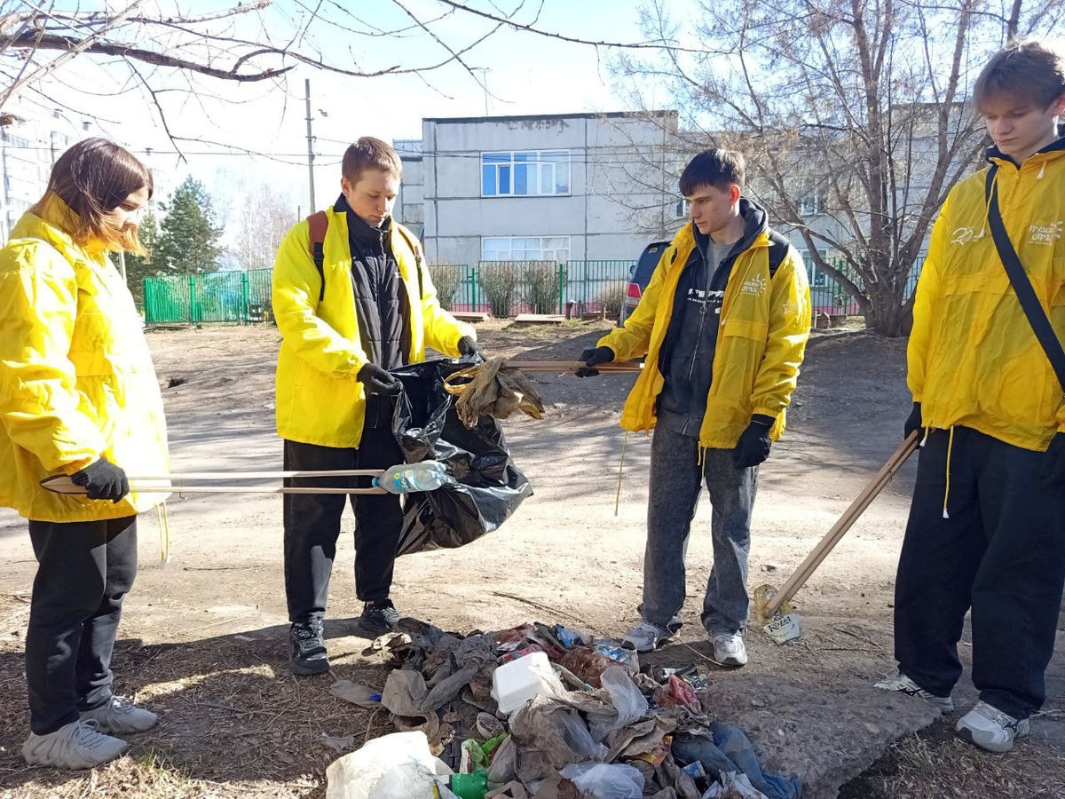 Трудовой отряд главы города помогает наводить чистоту на улицах Красноярска
