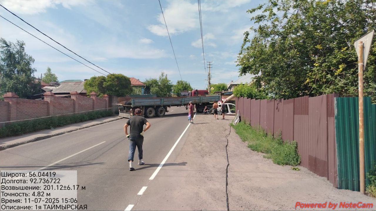 В Красноярске КаМАЗ въехал в электроопору