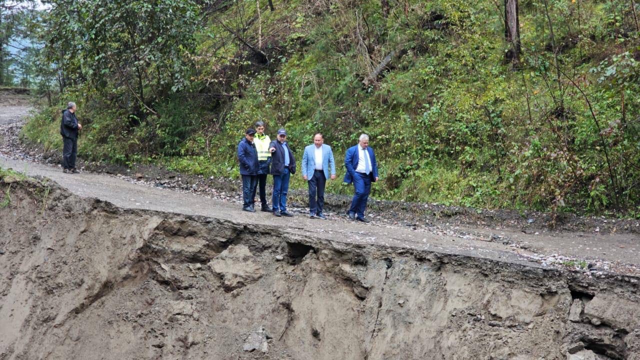 На улице Лесной в Красноярске продолжает размывать дорогу из-за потока воды