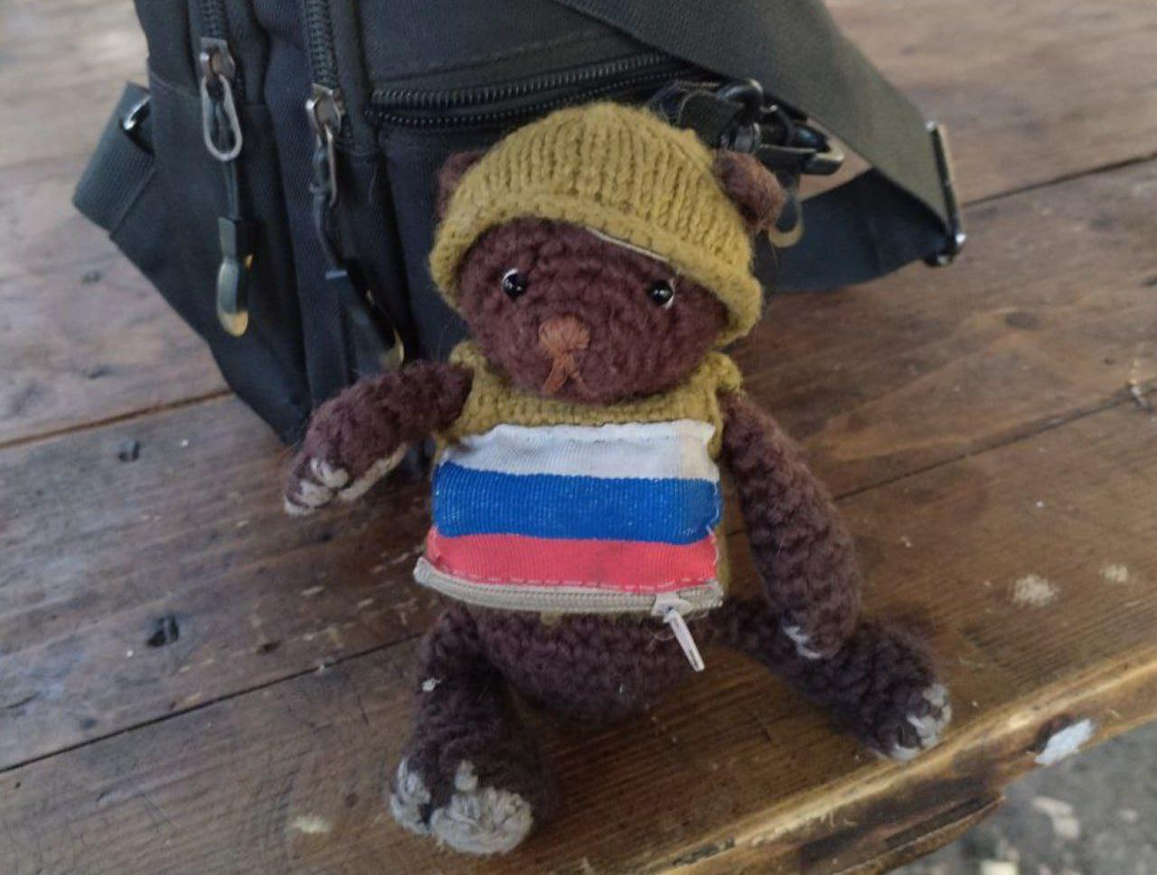 Раненый боец вынес с поля боя медвежонка от красноярской школьницы