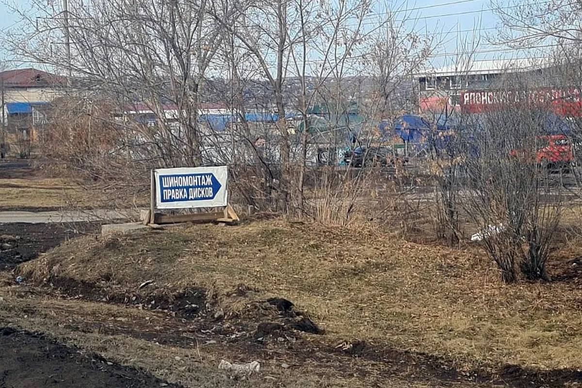 Из Центрального района Красноярска вывезли три КамАЗа с незаконной рекламой