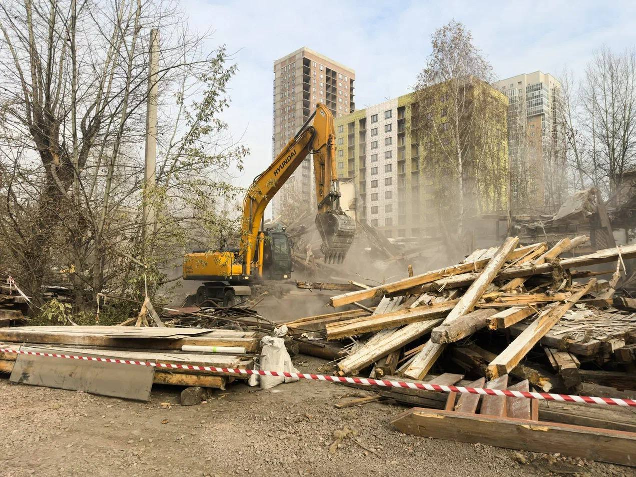 На площадке КРТ в Красноярске сносят старый барак на Семафорной