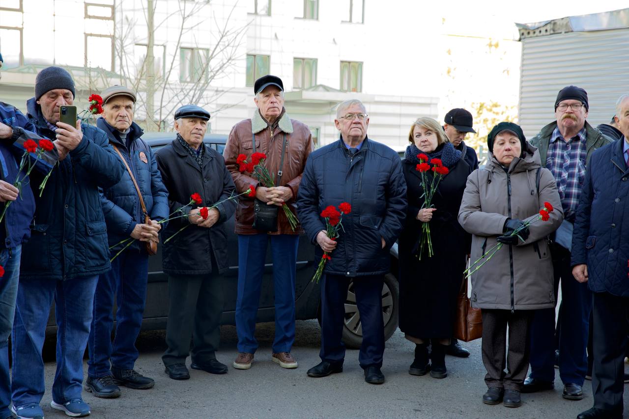 В Кировском районе Красноярска открыли мемориальный знак Аркадию Китаеву