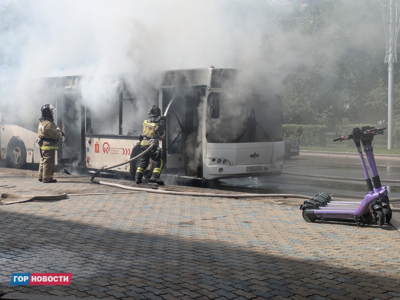 В Красноярске у остановки «Красная площадь» загорелся автобус