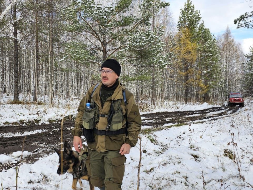 Кинологи с собаками продолжают искать пропавшую в тайге семью Усольцевых
