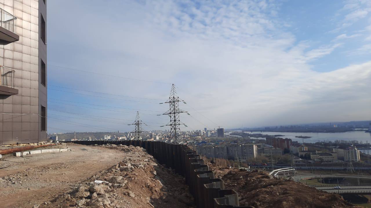 Подпорная стена для склона на ул. Дачной в Красноярске готова на 52 %