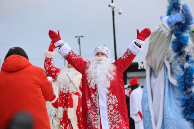 Парад Дедов Морозов прошел сегодня в Красноярске