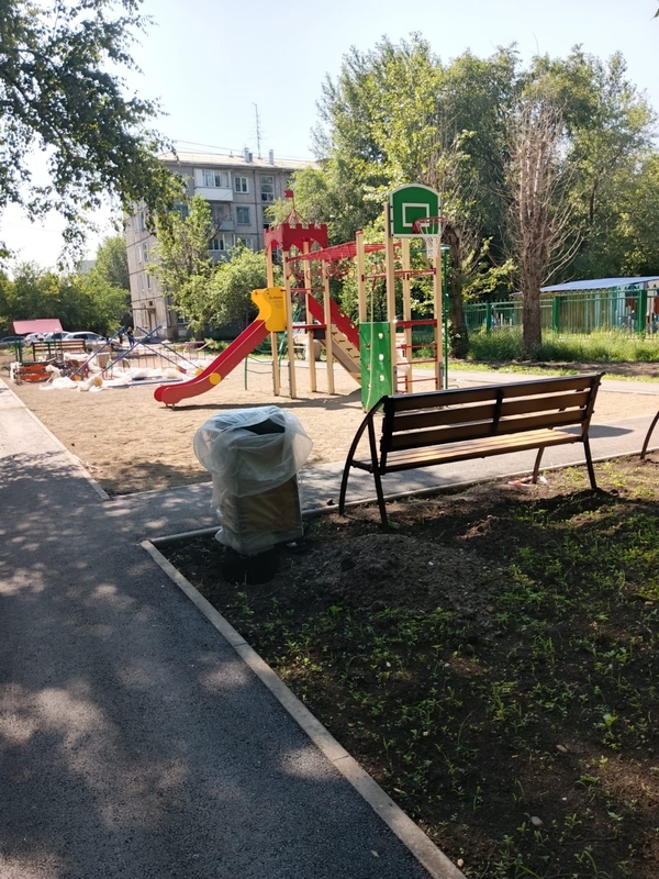 Дворовые территории благоустраивают в Ленинском районе