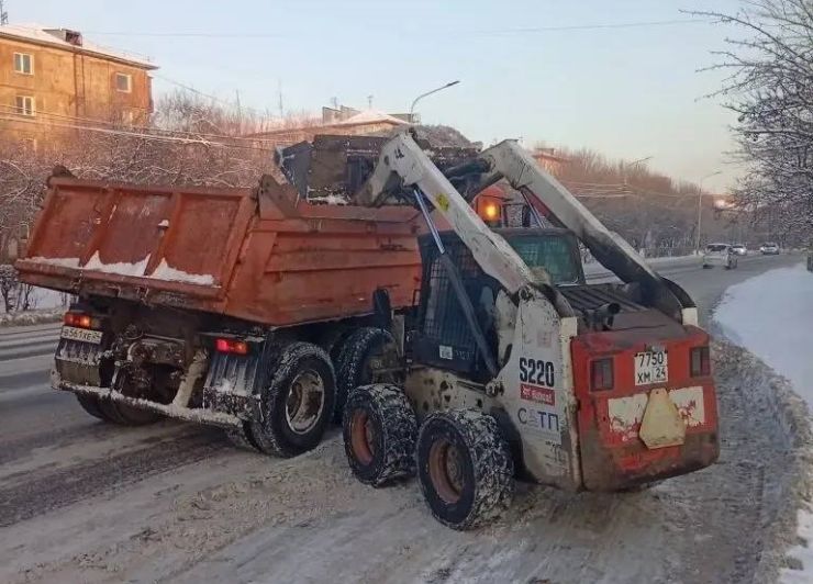 Красноярские дорожники вывезли 288 КамАЗов снега за ночь