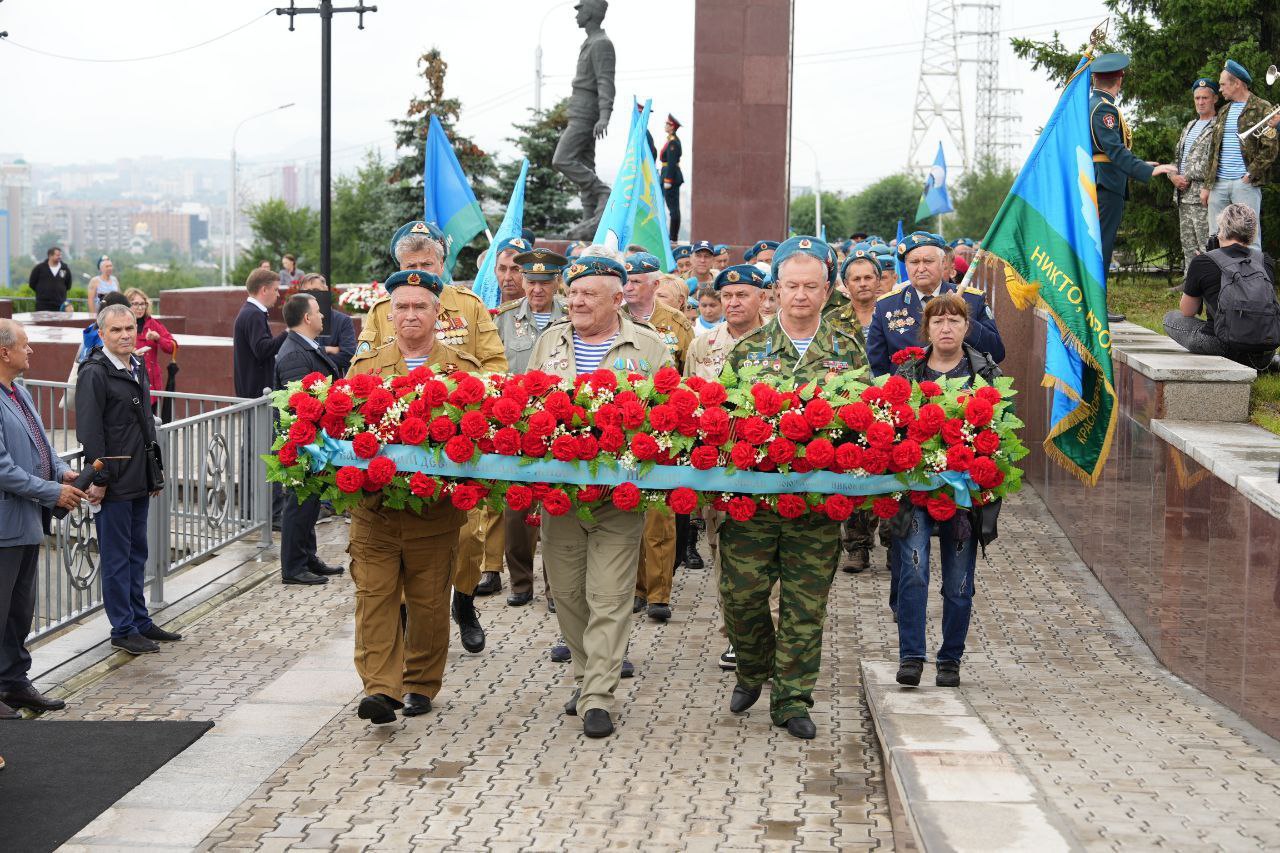 Красноярцы почтили память погибших воинов-десантников в честь 95-летия ВДВ