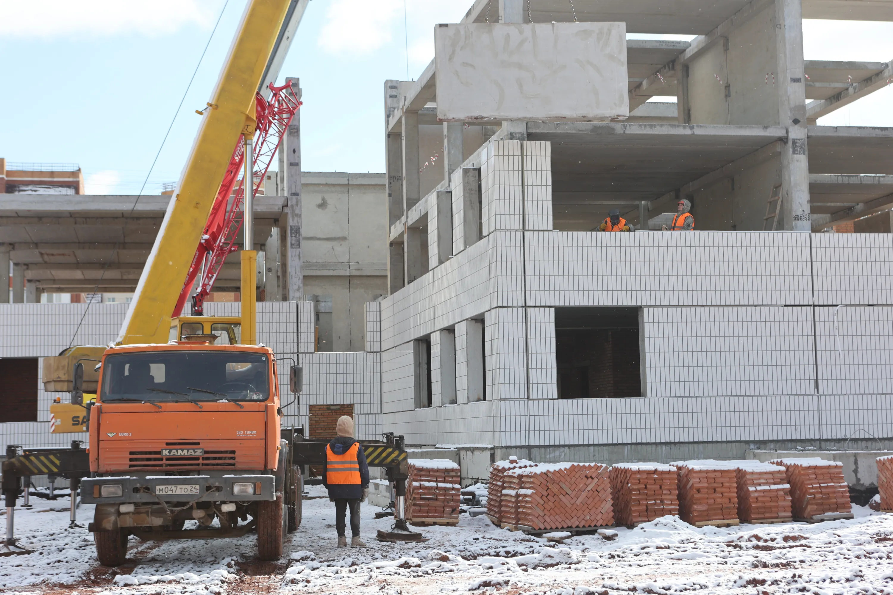 Детский сад в красноярском микрорайоне Покровский нагоняет отставание в сроках строительства